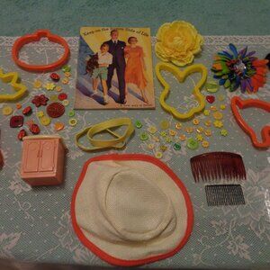 COLORS BUTTONS COOKIE CUTTERS OLD COMBS OLD BOOKLET TOYS ETC. LOT